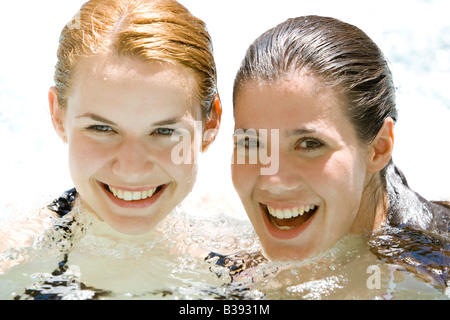 Zwei Junge Frauen Entspannen Sich in Einem Whirlpool, zwei junge Frauen entspannt im Whirlpool Stockfoto