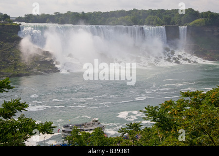 Amerikaner und Bridal Veil Falls von kanadischen Seite des Niagara River gesehen. Mädchen der Nebel Ausflugsboot Belastung in Küstennähe Stockfoto