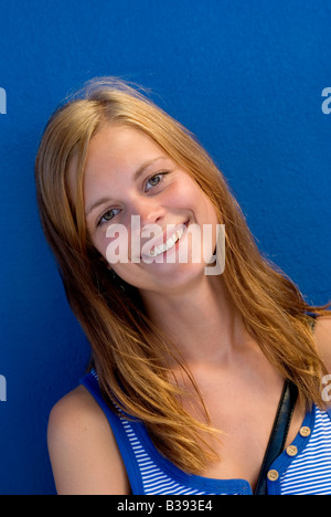 blonde schwedische Modell in blau Stockfoto