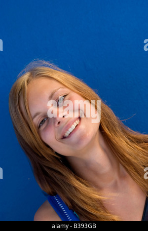 blonde schwedische Modell in blau Stockfoto