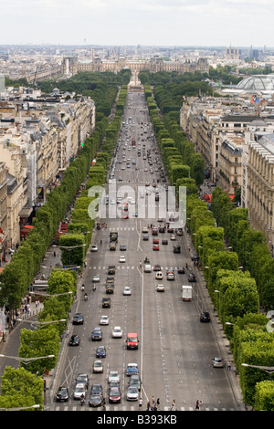 Blick auf den Champs Elysees zum Arc de Triomphe in Paris, Frankreich Stockfoto