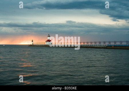 Leuchtturm in St. Joseph, Michigan bei Sonnenuntergang vor dem Sturm Stockfoto