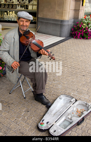 Ein älterer Mann das Geigenspiel auf der Straße für Geld Stockfoto