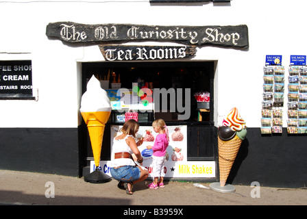 Mutter, die Eis kauft, The Old Curiosity Shop Tea Rooms, Harbour Street, Broadstairs, Kent, England, Vereinigtes Königreich Stockfoto