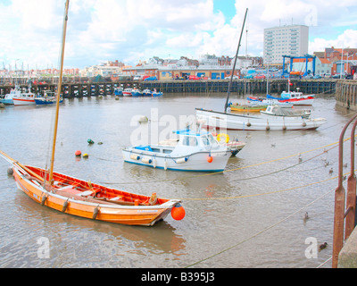 Bunte Boote vertäut im Hafen von Bridlington, North Yorkshire, England. Stockfoto