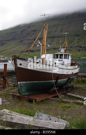 Eine verlassene Fischerboot in Seydisfjordur, Island Stockfoto