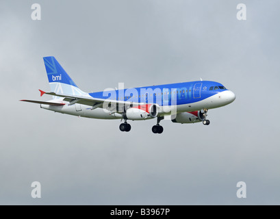 Bmi british Midland Airbus A319-131 im Endanflug zu Aberdeen Dyce Flugplatz Grampian Region North East Scotland Stockfoto