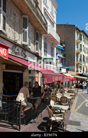 Harbourfront Café am Quai St. Pierre in der Altstadt (Le Suquet), Cannes, Côte d ' Azur, Provence, Frankreich Stockfoto