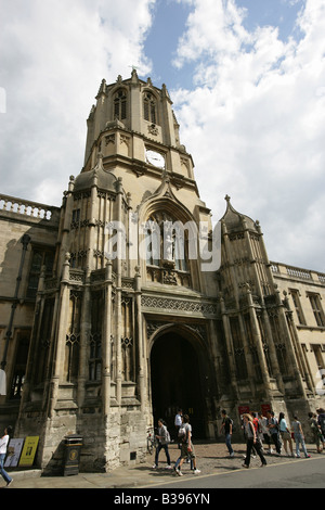 Stadt von Oxford, England. Seitlicher Blick auf den Haupteingang zu Christ Church College, der Tom Tower in Oxford St Aldates Straße. Stockfoto