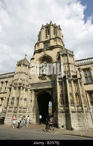 Stadt von Oxford, England. Seitlicher Blick auf den Haupteingang zu Christ Church College, der Tom Tower in Oxford St Aldates Straße. Stockfoto