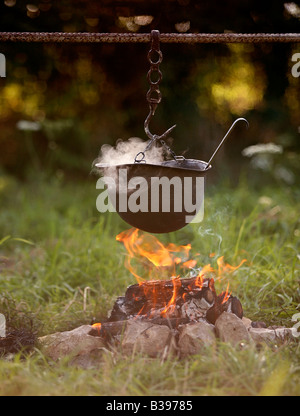 US amerikanische Armee GI D-Day Krieg Helm als ein Lagerfeuer Kochtopf, Normandie Frankreich Stockfoto