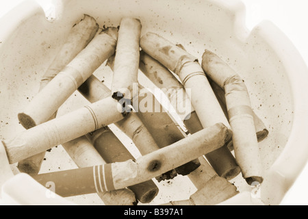 Zigarettenstummel im Aschenbecher Stockfoto
