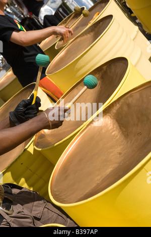 Panorama Karibik thematische kulturelle Veranstaltung einschließlich des Notting Hill Carnival Stahls pan Bandwettbewerb Stockfoto