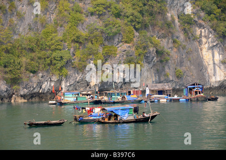 Hausboote auf Halong Bucht Vietnam Stockfoto
