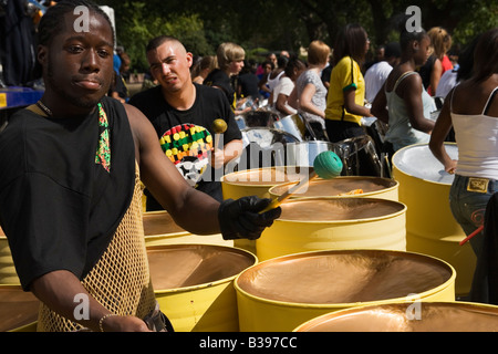 Panorama Karibik thematische kulturelle Veranstaltung einschließlich des Notting Hill Carnival Stahls pan Bandwettbewerb Stockfoto