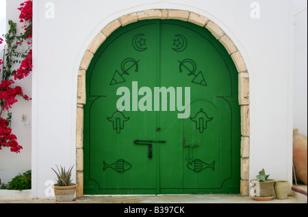 Grünes Tor mit arabischen Symbolen. Stockfoto