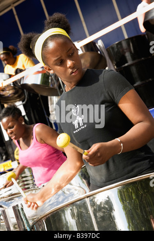 Panorama Karibik thematische kulturelle Veranstaltung einschließlich des Notting Hill Carnival Stahls pan Bandwettbewerb Stockfoto