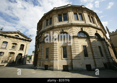 Stadt von Oxford, England.  Breite Straßenansicht von Sir Christopher Wren entworfen Sheldonian Theatre. Stockfoto
