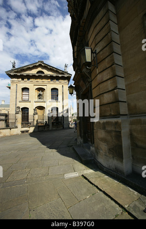 Stadt von Oxford, England.  Breite Straßenansicht von Sir Christopher Wren entworfen Sheldonian Theatre. Stockfoto