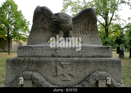 Preußischen Adler auf Offizier das Grab in der preußischen Soldatenfriedhof Invalidenfriedhof in Berlin Stockfoto