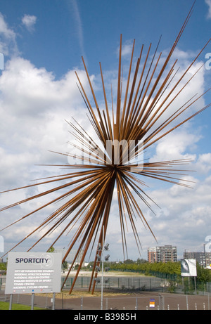 B der Bang Skulptur draußen Sport City, Manchester, UK Stockfoto