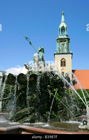 Deutschland, Berlin, Neptunbrunnen Und St.-Marien-Kirche bin Alex, Deutschland, Berlin, Neptunbrunnen und Marienkirche Stockfoto