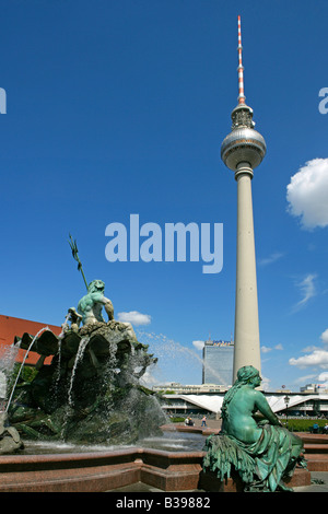 Deutschland, Berlin, Neptunbrunnen bin Alex, Deutschland, Berlin, Neptunbrunnen und Fernsehturm am Alexanderplatz Stockfoto