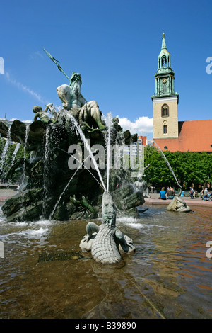 Deutschland, Berlin, Neptunbrunnen Und St.-Marien-Kirche bin Alex, Deutschland, Berlin, Neptunbrunnen und Marienkirche Stockfoto