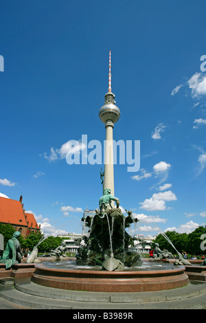 Deutschland, Berlin, Neptunbrunnen bin Alex, Deutschland, Berlin, Neptunbrunnen und Fernsehturm am Alexanderplatz Stockfoto