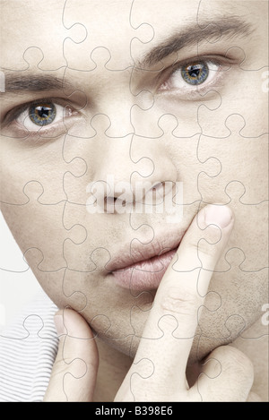 Puzzle-Porträt von gut aussehender Mann mit blauen Augen Stockfoto