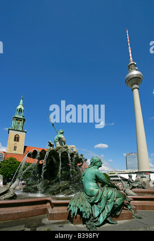 Deutschland, Berlin, Neptunbrunnen Und St.-Marien-Kirche am Alex, Deutschland, Berlin, Neptunbrunnen, Marien Kirche ein Fernsehturm Stockfoto