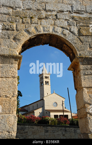 St. Antonius Kirche gesehen durch Bogen der alten römischen Amphitheater Arena in Pula Istrien Kroatien Stockfoto