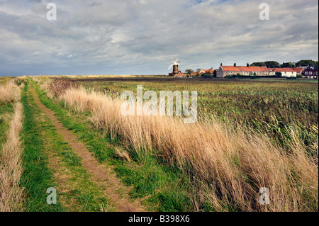 Blick auf die Windmühle entlang der Norfolk Coast Path, Cley Next am Meer, Norfolk Stockfoto