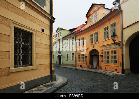 gepflasterte Straße in Mala Strana (Little Quarter), Prag, Tschechische Republik Stockfoto