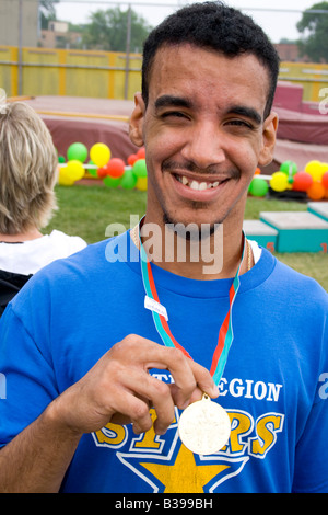 Stolz glücklich Athlet seine preisgekrönte Medaille anzeigen. Special Olympics U M Bierman athletischen Komplex. Minneapolis Minnesota USA Stockfoto