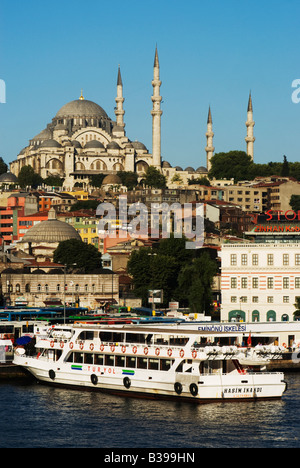 Fähre auf dem goldenen Horn, Süleymaniye-Moschee in der Ferne. Istanbul, Türkei Stockfoto