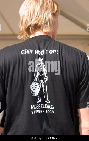 Mann trägt t-Shirt mit übersetzten Text: niemals aufgeben, Muschel-Festival, Yerseke, 2008 Stockfoto