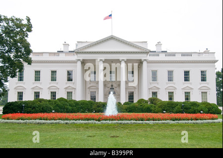 WASHINGTON, D.C., Vereinigte Staaten – das Weiße Haus, der offizielle Wohnsitz und Arbeitsplatz des Präsidenten der Vereinigten Staaten, steht an der 1600 Pennsylvania Avenue NW. Dieses ikonische neoklassizistische Gebäude ist seit John Adams im Jahr 1800 das Zuhause jedes US-Präsidenten. Es ist ein Symbol der amerikanischen Präsidentschaft und ein bedeutender Meilenstein in der Hauptstadt des Landes. Stockfoto