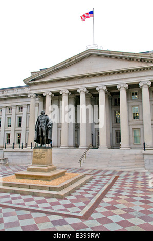 WASHINGTON DC, USA - Eingang Nord der US-Finanzministerium, Washington DC. Statue von Albert Gallatin, Sekretär des Schatzamtes bei der Verwaltung von Thomas Jefferson. Abraham Alfonse Albert Gallatin (29. Januar 1761-12. August 1849) war ein schweizerisch-amerikanischen Ethnologen, Linguist, Politiker, Diplomat, Kongressabgeordnete und am längsten amtierenden Außenminister der Vereinigten Staaten die Schatzkammer. Er war auch einer der Gründer von der New York University. Stockfoto