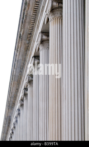 Treasury Building Ionic Columns Washington DC // WASHINGTON DC – die beeindruckenden Ionic Columns des US Department of the Treasury Building bilden eine markante neoklassizistische Fassade entlang der 15th Street NW. Dieses historische Gebäude wurde zwischen 1836 und 1869 erbaut und wurde hauptsächlich von den Architekten Robert Mills und Thomas U. Walter entworfen und mit 30 massiven Säulen aus Virginia-Sandstein versehen. Das Treasury-Gebäude, das als National Historic Landmark bezeichnet wurde, ist das drittälteste von Bundesstaaten besetzte Gebäude in Washington DC nach dem Weißen Haus und dem Kapitol, das beide architektonisch repräsentiert Stockfoto