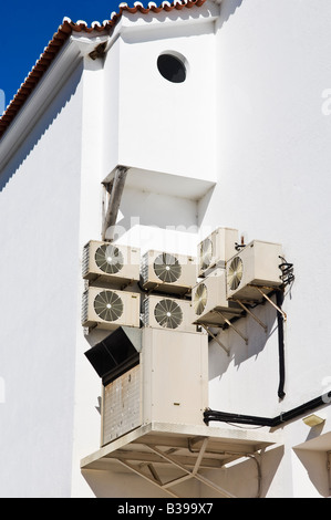 Industrielle Klimaanlage Einheiten in der Wand Stockfoto