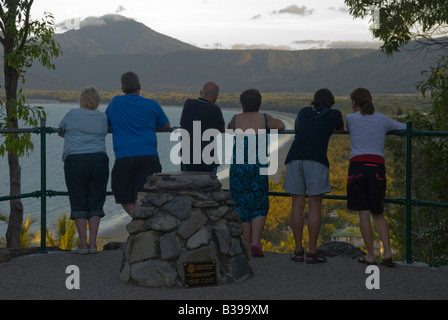 Touristen, die den Sonnenuntergang bei einem Lookout über Port Douglas in Nord-Queensland-Australien Stockfoto