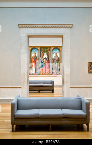 National Gallery of Art Paintings Washington DC // WASHINGTON DC — die National Gallery of Art ist ein Kunstmuseum in der National Mall in Washington, D.C. das Museum wurde 1938 vom Kongress der Vereinigten Staaten gegründet, mit Mitteln für den Bau und einer umfangreichen Kunstsammlung, die von Andrew W. Mellon gestiftet wurde, sowie großen Kunstwerken von Lessing J. Rosenwald, italienischen Kunstbeiträgen von Samuel Henry Kress und mehr als 2.000 Skulpturen, Gemälde, dekorative Kunstwerke und Porzellane von Joseph E. Widener. Als Folge von Vermächtnissen wie diesen, die National Gallery heute hous Stockfoto