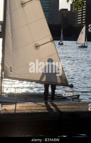 Vorbereitungen für einen Sonnenuntergang segeln. Stockfoto