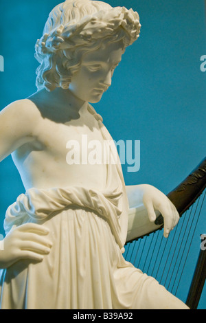 National Gallery of Art Sculpture Washington DC // WASHINGTON DC — die National Gallery of Art ist ein Kunstmuseum in der National Mall in Washington, D.C. das Museum wurde 1938 vom Kongress der Vereinigten Staaten gegründet, mit Mitteln für den Bau und einer umfangreichen Kunstsammlung, die von Andrew W. Mellon gestiftet wurde, sowie großen Kunstwerken von Lessing J. Rosenwald, italienischen Kunstbeiträgen von Samuel Henry Kress und mehr als 2.000 Skulpturen, Gemälde, dekorative Kunstwerke und Porzellane von Joseph E. Widener. Als Folge von Vermächtnissen wie diesen, die National Gallery heute hous Stockfoto