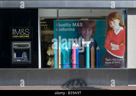 Marks und Spencer Geld Geldautomaten neben Schaufenster zurück zu Schule Anzeige Preise Digital entfernt Stockfoto