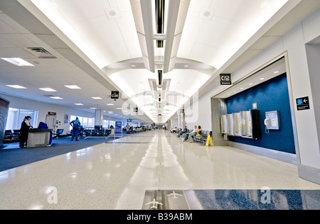 HOUSTON, Texas, Vereinigte Staaten — das Innere des George Bush Intercontinental Airport (IAH) bietet ein modernes und geschäftiges Flugdrehkreuz. Diese weitläufige Anlage, einer der geschäftigsten Flughäfen in den Vereinigten Staaten, verfügt über große Hallen mit hohen Decken, zahlreiche Check-in-Schalter, Sicherheitskontrollen und eine Vielzahl von Geschäften und Restaurants. Als bedeutendes internationales Gateway und Drehkreuz von United Airlines spiegelt das Design des Flughafens seine Rolle bei der Erleichterung des innerstaatlichen und globalen Flugreisens wider. Stockfoto