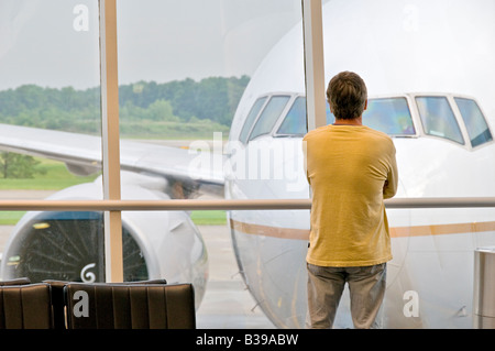 HOUSTON, Texas, Vereinigte Staaten – Ein Flugzeug der United Airlines parkt am Flugsteig am George Bush Intercontinental Airport (IAH), von der Innenseite des Terminals aus gesehen. Das Flugzeug ist über eine Fluggastbrücke mit dem Terminal verbunden, die für das ein- oder Aussteigen bereit ist. Diese Szene fängt einen typischen Moment im geschäftigen Betrieb von IAH ein, einem wichtigen Drehkreuz von United Airlines und einem bedeutenden internationalen Tor. Stockfoto