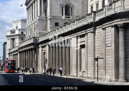 Die Vorderseite der Bank von England in Threadneedle Street London England Großbritannien Stockfoto