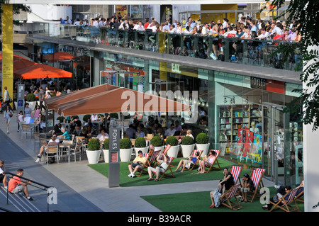 South Bank neben der Themse Massen von Sommermittagslustigen im Foyles Buchladen in Liegestühlen und auf der Royal Festival Hall Terrasse London UK Stockfoto